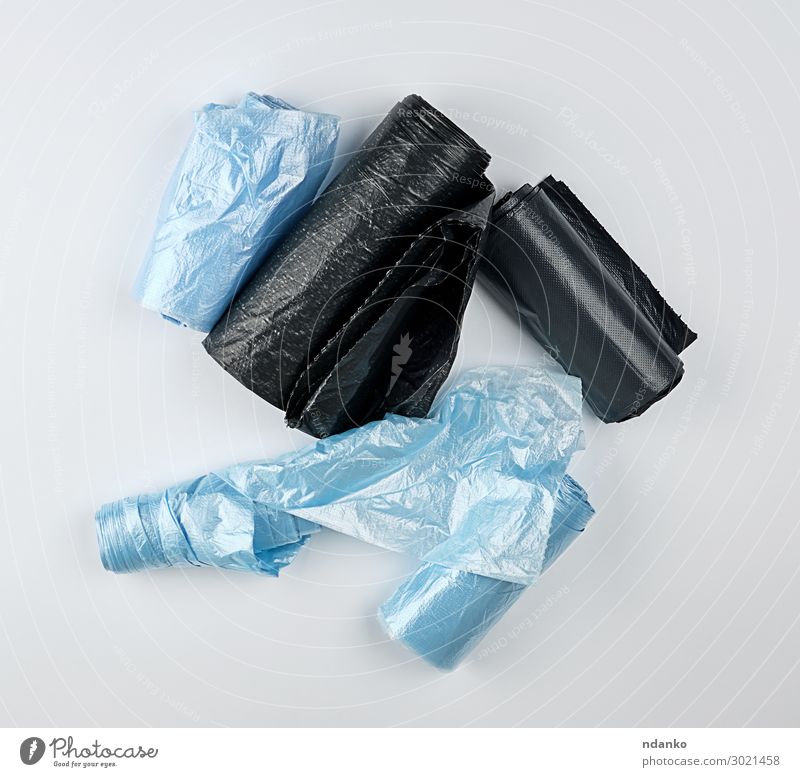 schwarze und blaue Plastiktüten für Mülleimer Umwelt Container Paket Dose Kunststoff neu Sauberkeit weiß Farbe Umweltverschmutzung Hintergrund Tasche Behälter