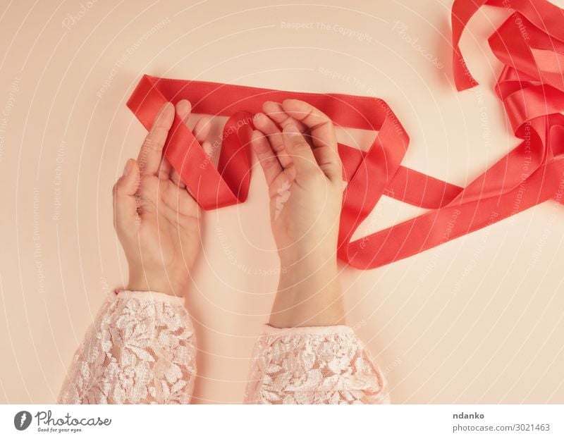 zwei weibliche Hände und rotes Seidenband Design Dekoration & Verzierung Feste & Feiern Valentinstag Geburtstag Frau Erwachsene Hand Paket Schnur glänzend grün