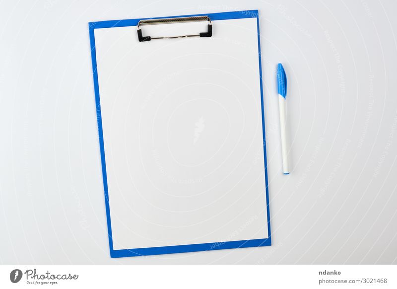 blauer Papierhalter auf weißem Hintergrund Design Schule Büro Business Schreibstift Aktenordner schreiben Farbe Idee blanko Holzplatte Checkliste Magazin