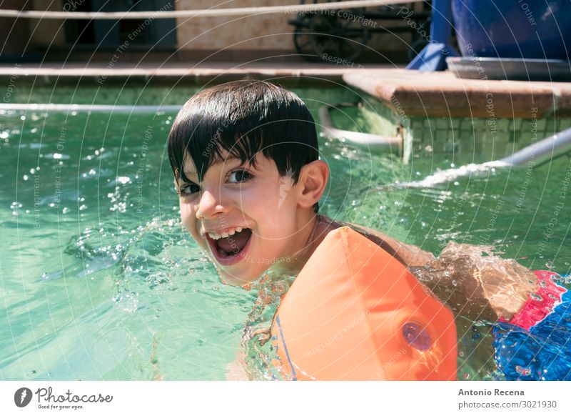 Lächelndes brünettes Kind mit Armstößen lacht. Freude Glück Schwimmbad Freizeit & Hobby Mensch Junge Mann Erwachsene Kindheit Arme klein nass Sicherheit