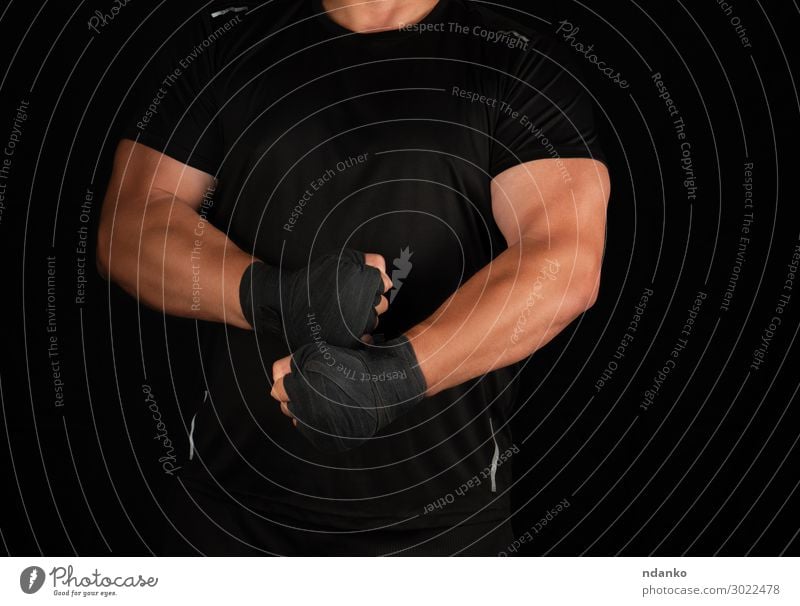 erwachsener Athlet in schwarzer Uniform steht in einem Gestell Lifestyle sportlich Fitness Sport Sportler Mensch maskulin Mann Erwachsene Hand 1 30-45 Jahre