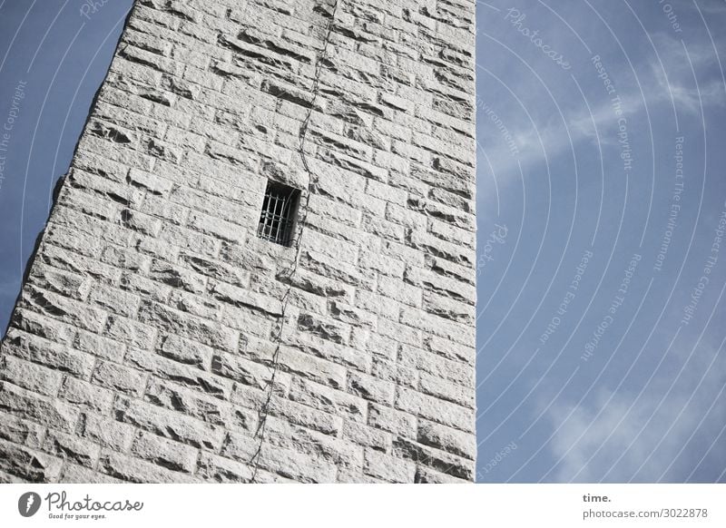 luftig | Durchzug Himmel Wolken Schönes Wetter Turm Bauwerk Gebäude Architektur Mauer Wand Fenster Gitter Blitzableiter Stein authentisch fest historisch hoch