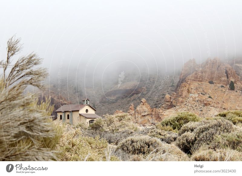 kleine Kirche im Nationalpark Teide auf Teneriffa, inmitten einer bizarren Landschaft mit Pflanzen und Nebelwolken Ferien & Urlaub & Reisen Tourismus Ausflug