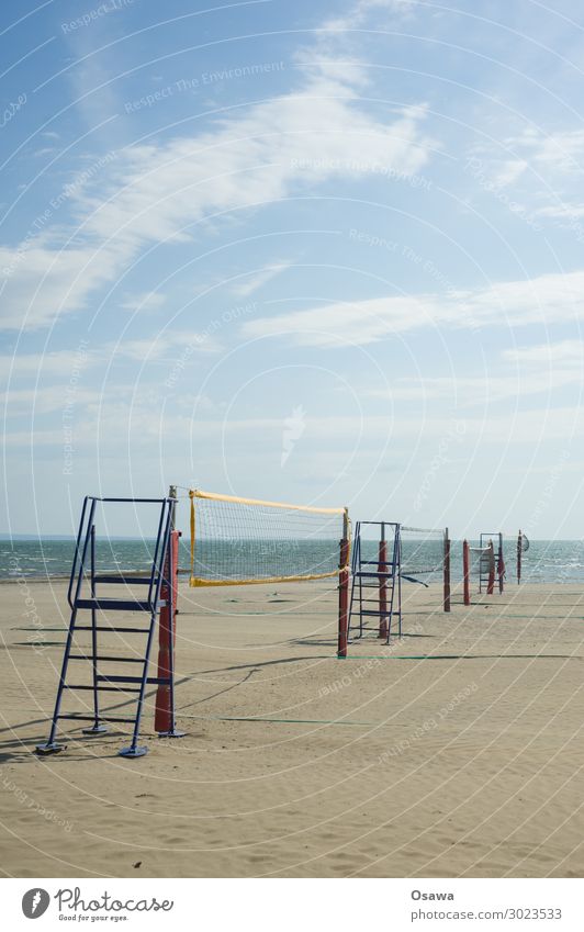 Volleyballnetze am Strand Meer Küste Sand Ferien & Urlaub & Reisen Wolken Sommer Außenaufnahme Sport Ballsport Spielen Sommerurlaub Netz beachvolleyball