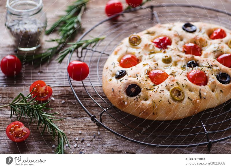 Focaccia mit Tomaten, Oliven und Kräutern focaccia Brot Italienische Küche Sommer Essen zubereiten Gesunde Ernährung Speise Foodfotografie backen rustikal