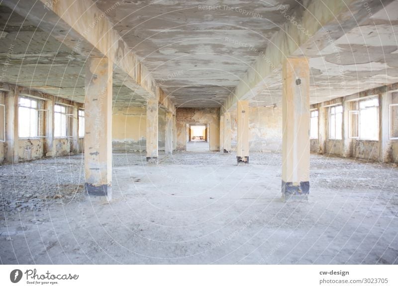 Altes verlassenes Gebäude mit symmetrischer Raumaufteilung alt Verlassenes Haus Industrie Industriefotografie industriell lost places trist Tristesse großraum