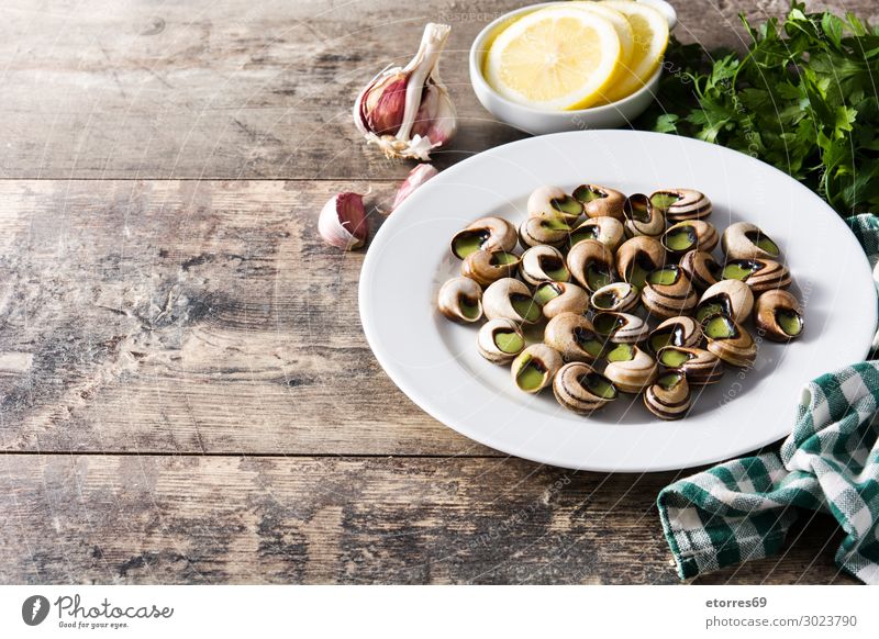 Escargots de Bourgogne auf Holztisch Burgund kochen & garen Diät Abendessen Schnecken Burgunder-Schnecken Lebensmittel Gesunde Ernährung Foodfotografie