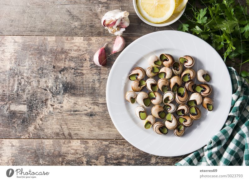 Escargots de Bourgogne auf Holztisch. Burgund kochen & garen Diät Abendessen Schnecken Burgunder-Schnecken Lebensmittel Gesunde Ernährung Foodfotografie