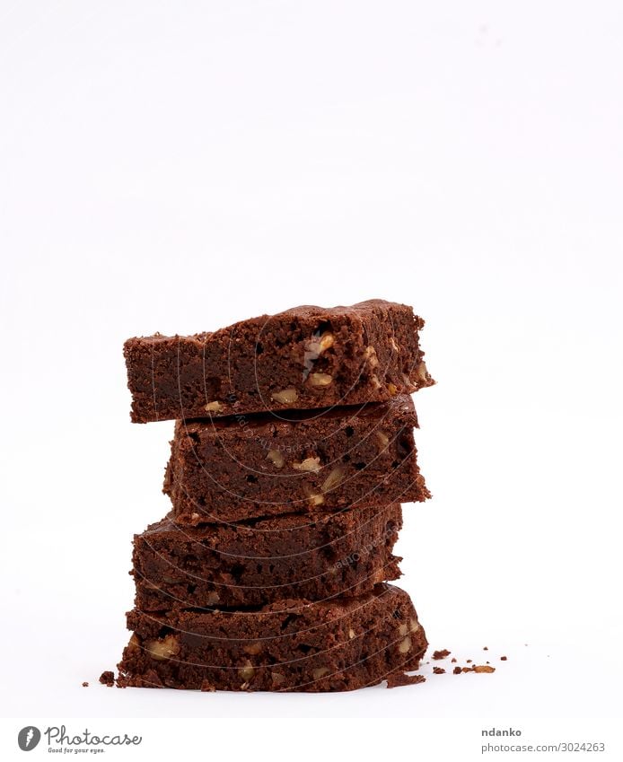 gebackener quadratischer Brownie Schokoladenkuchen mit Walnüssen Kuchen Dessert Kakao dunkel frisch lecker braun schwarz weiß Tradition Anhäufung Biskuit