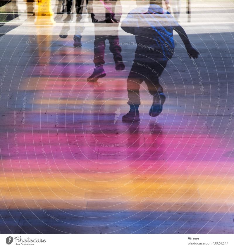 Licht Geschwindigkeit Freude Menschengruppe Kindergruppe 8-13 Jahre Kindheit Fußgängerzone bevölkert Kaufhaus Arkaden Eingang laufen rennen sportlich mehrfarbig
