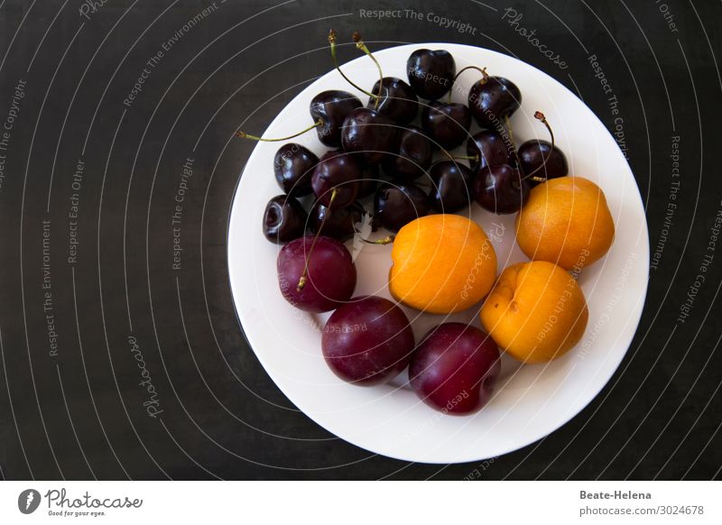 Leicht und bekömmlich Lebensmittel Frucht Aprikose Kirsche Pflaume Ernährung Bioprodukte Vegetarische Ernährung kaufen Gesundheit Sommer Teller Diät Essen