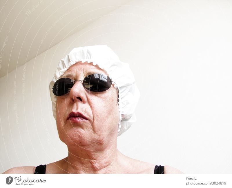 Duschkappe Mensch Frau Erwachsene Weiblicher Senior Kopf 1 45-60 Jahre Brille Mütze alt stehen verrückt trashig schwarz weiß Einsamkeit Feindseligkeit
