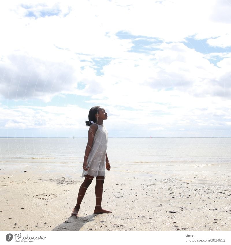 Gloria feminin Mädchen 1 Mensch Umwelt Natur Landschaft Sand Himmel Wolken Schönes Wetter Küste Strand Ostsee Kleid schwarzhaarig langhaarig Zopf beobachten