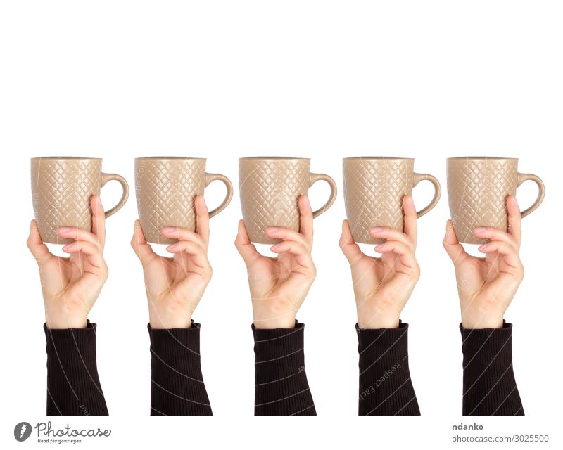brauner Keramikbecher in weiblicher Hand auf weißem Hintergrund Frühstück Getränk Kaffee Espresso Tee Becher Design Küche Frau Erwachsene Essen festhalten