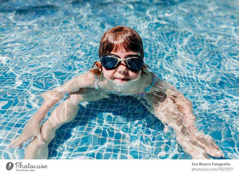schönes Kindermädchen am Pool Tauchen mit Wasserbrille, Sommer Freude Schwimmbad Freizeit & Hobby Spielen Ferien & Urlaub & Reisen Sport tauchen Mensch Frau