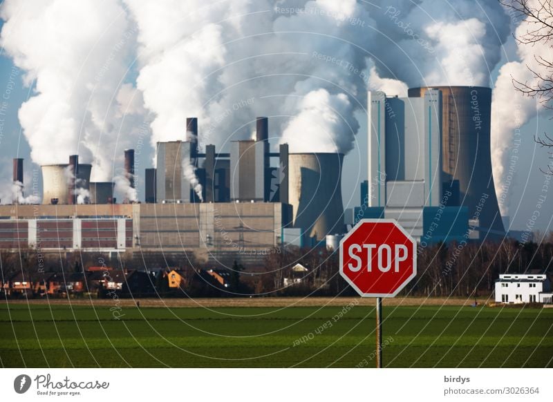 Klimakiller stoppen, RWE-Braunkohlenkraftwerk Niederaußem - NRW. Stopschild Energiewirtschaft Kohlekraftwerk Klimawandel CO2 Wiese Feld Verkehrszeichen