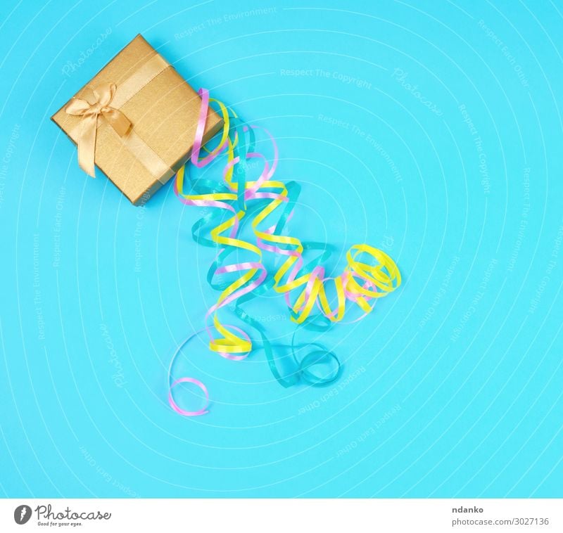 geschlossene goldene Geschenkbox mit Schleife kaufen Design Dekoration & Verzierung Feste & Feiern Weihnachten & Advent Geburtstag Container Papier Verpackung