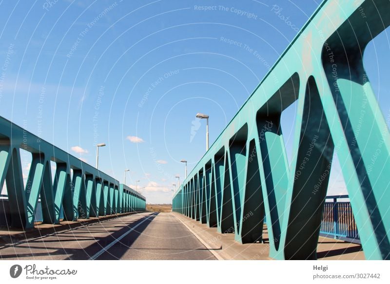 Straße mit türkisfarbener Metallkonstruktion der Peenebrücke bei Anklam vor blauem Himmel Umwelt Brücke Bauwerk Architektur Verkehrswege Straßenverkehr