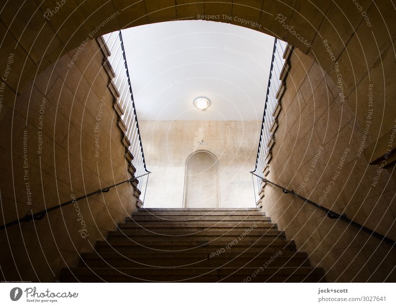 Stufe für Stufe Neoklassizismus Wand Treppe Tunnel Treppengeländer authentisch historisch Mittelpunkt Qualität Symmetrie Vergangenheit Wege & Pfade Schatten