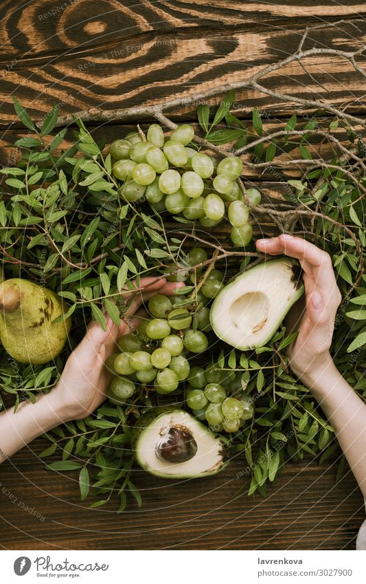 Frauenhände mit Trauben, Birnen und Avocados Landwirtschaft Ackerbau Ast Bauernhof flache Verlegung Lebensmittel Gesunde Ernährung Foodfotografie frisch Frucht