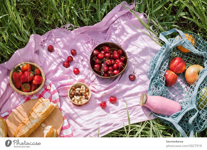 Verschwendungsfreies Sommerpicknick nachhaltig Picknick Apfel Baguette Beeren Flasche Brot hell Kirsche Lebensmittel Gesunde Ernährung Speise Foodfotografie