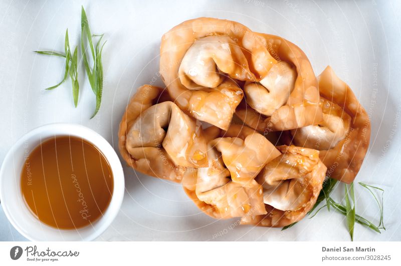 Gefüllte Wantan, traditionelle chinesische Küche Lebensmittel Fleisch Wurstwaren Fisch Meeresfrüchte Gemüse Ernährung Essen Abendessen Festessen