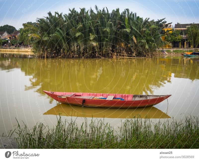 Rotes Boot im Fluss schön Ferien & Urlaub & Reisen Natur Landschaft Himmel Wasserfahrzeug rot Asien Fischen Handflächen friedlich Aussicht Wasser. Bäume Vietnam