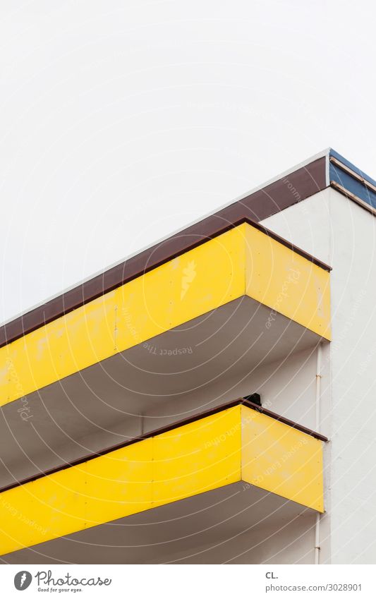 südbalkon Himmel Menschenleer Haus Hochhaus Gebäude Architektur Mauer Wand Fassade Balkon ästhetisch eckig gelb Farbfoto Außenaufnahme Textfreiraum oben Tag