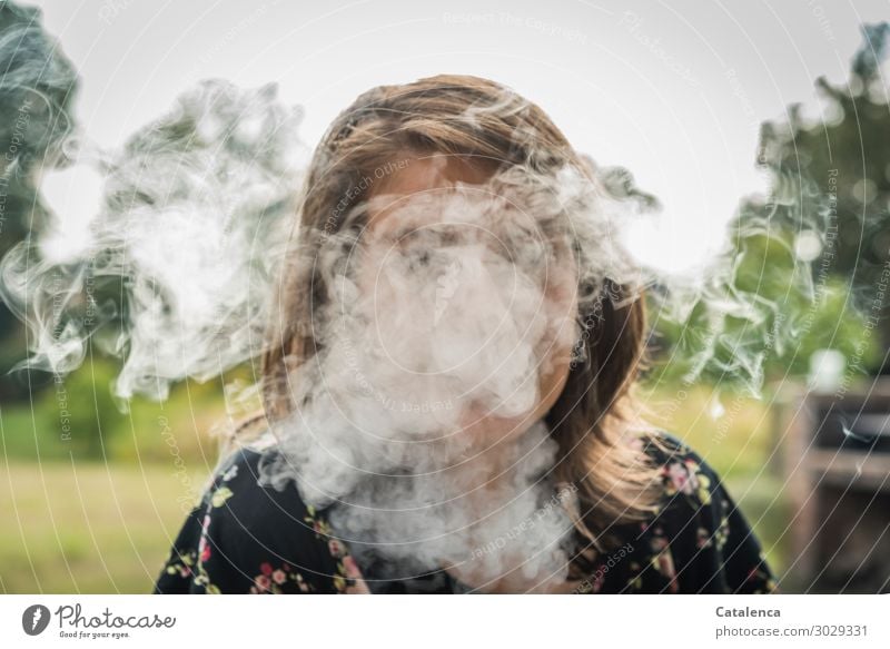 Rauch verhüllt das Gesicht der jungen Frau Rauchen Rauschmittel feminin 1 Mensch Natur Himmel Sommer Nebel Baum Gras Garten Abgas Rauchwolke genießen bedrohlich