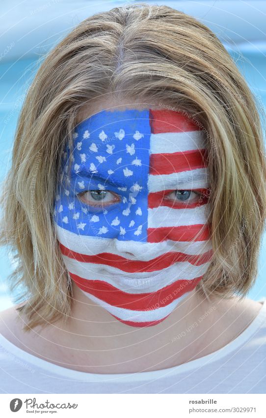 amerikanisches Mädel - junge, blonde Frau mit amerikanischer Flagge aufs Gesicht gemalt Schminke Fan Mensch Erwachsene Maske Fahne wählen Lächeln lachen