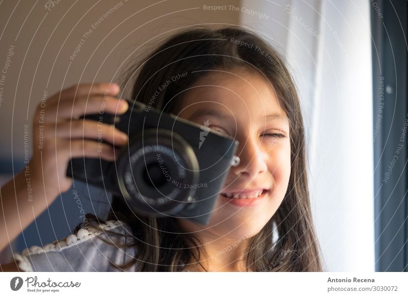sechsjähriges Mädchen beim Fotografieren Lifestyle Glück Spielen Kind Fotokamera Lächeln klein 6s spiegellos böse Zielvorstellung nehmen Grafik u. Illustration