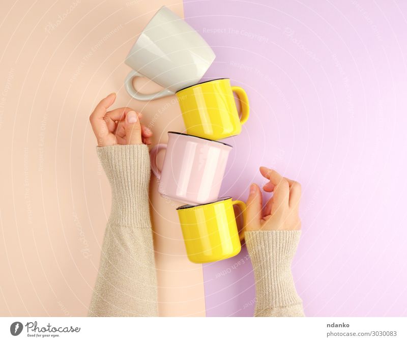 Stapel-Keramikbecher werden von einer weiblichen Hand getragen. Frühstück Getränk Kaffee Tee Tasse Becher Küche Frau Erwachsene Arme Finger Container Essen heiß