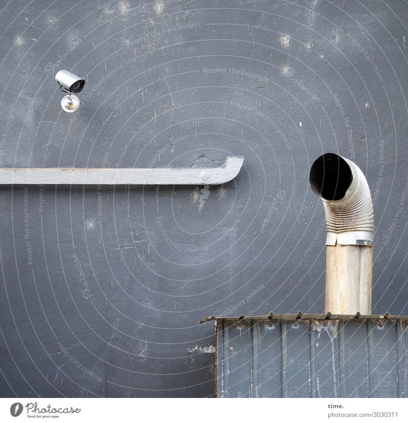 Jede Beschwerde wird mitgeschnitten Videokamera Haus Mauer Wand Schornstein Heizung Röhren Ofenrohr Metall beobachten Stadt Sicherheit Schutz Leben Neugier
