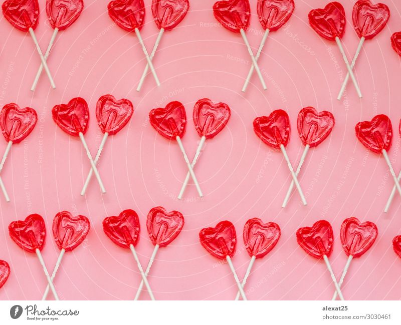 Zwei rote Herzen Lollipop-Muster auf rosa Hintergrund Dessert Freude Valentinstag Kunst Liebe hell lecker weiß Romantik Farbe Bonbon farbenfroh Entwurf
