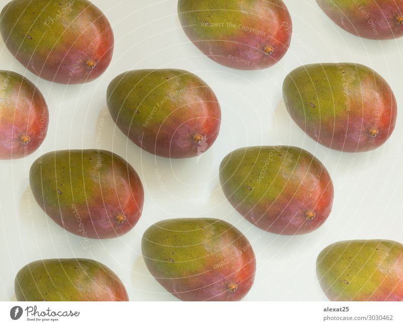Mango-Muster auf weißem Hintergrund Frucht Ernährung Diät exotisch Sommer Natur frisch natürlich saftig Farbe flach Lebensmittel Gesundheit horizontal