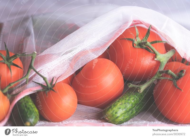 Frische Tomaten und Gurken in einem Öko-Beutel hautnah erleben. Lebensmittel Gemüse Diät Lifestyle Gesunde Ernährung Umwelt Verpackung Paket frisch Gesundheit