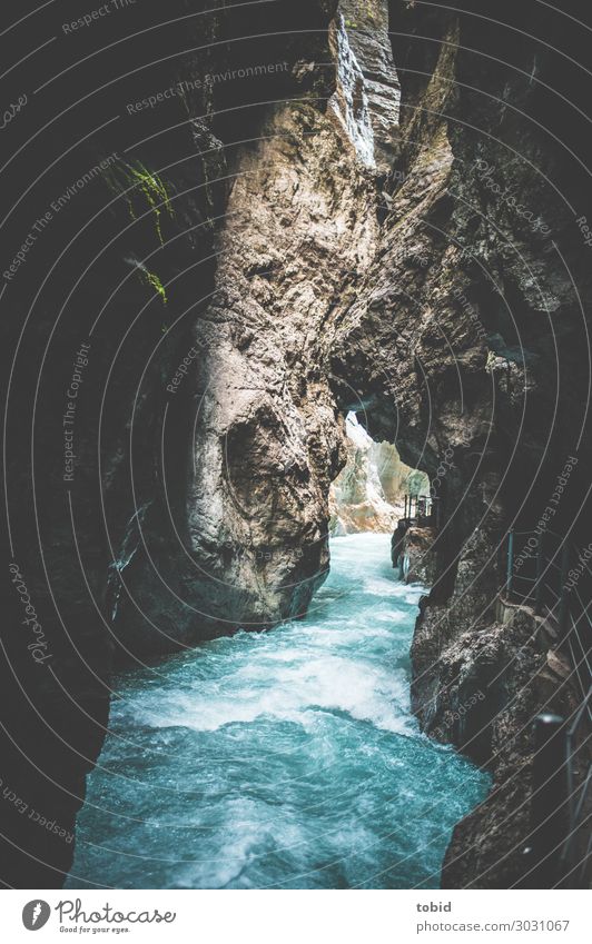 Reißender Fluß Wellen Berge u. Gebirge Natur Wasser Moos Felsen Schlucht Bach Fluss bedrohlich dunkel Unendlichkeit wild geheimnisvoll Felsenschlucht unheimlich