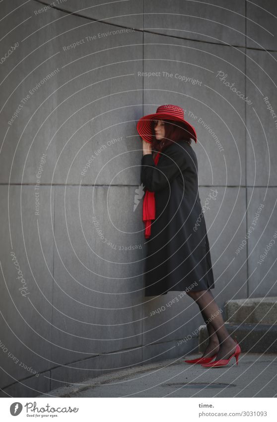 Talking Walls | AST 10 feminin Frau Erwachsene Mensch Mauer Wand Treppe Mantel Schal Damenschuhe Hut festhalten hören stehen träumen warten grau rot schwarz