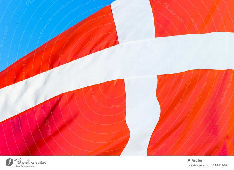 Luftig | Flagge von Dänemark Ferien & Urlaub & Reisen Städtereise Europäer Europa Zeichen Hinweisschild Warnschild Kreuz Streifen Fahne Fahnenmast blau rot weiß