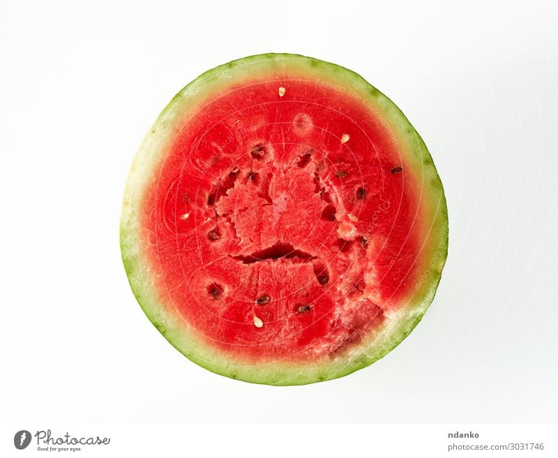 halbreife rote Wassermelone mit braunen Samen Frucht Dessert Ernährung Vegetarische Ernährung Diät Essen frisch lecker natürlich saftig grün weiß anove