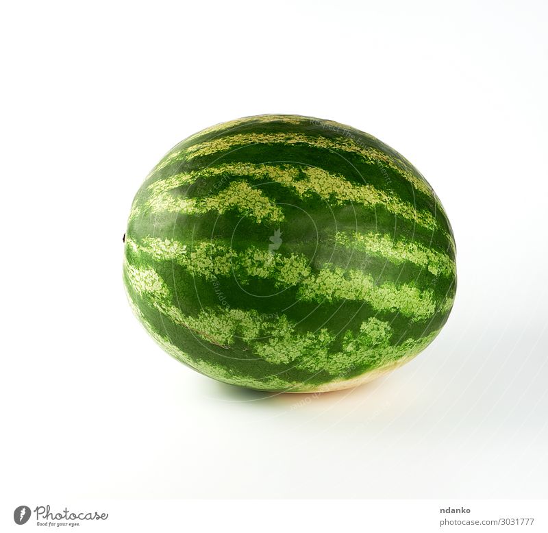 große grün gestreifte ganze Wassermelone auf weißem Hintergrund Frucht Dessert Ernährung Essen Vegetarische Ernährung Sommer Natur frisch saftig rot Ackerbau