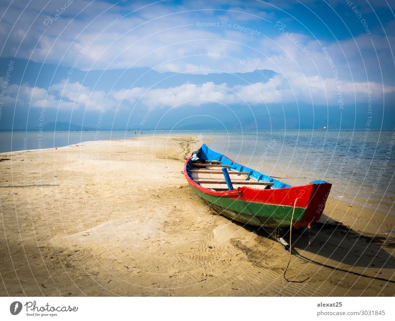 Buntes Boot im Sand schön Ferien & Urlaub & Reisen Tourismus Sommer Sonne Strand Meer Berge u. Gebirge Natur Landschaft Himmel Küste See Wasserfahrzeug blau