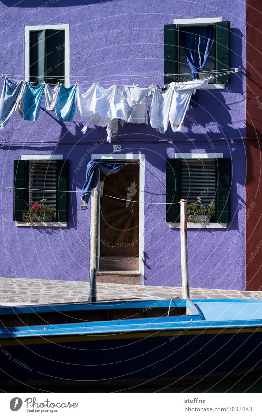 Buntwäsche Haus Mauer Wand Fassade Sauberkeit Reinigen Waschen wäsche aufhängen Wäsche trocknen violett Wasserfahrzeug Venedig Italien Sommer Sommerurlaub