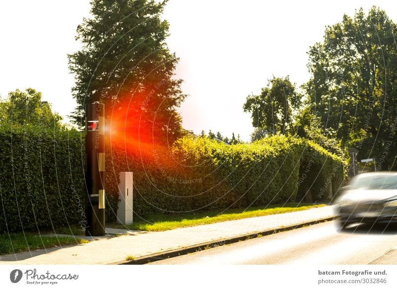 Geblitzt Radarkontrolle Geschwindigkeitsüberschreitung Blitzer Sommer Fotokamera Messinstrument Technik & Technologie Dorf Kleinstadt Stadt Verkehr Autofahren