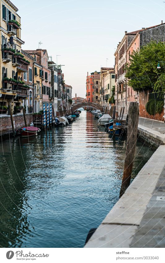 noch ein Kanal Hafenstadt Altstadt Haus Mauer Wand Fassade Sehenswürdigkeit außergewöhnlich schön malerisch Venedig Italien Wasserfahrzeug Romantik Farbfoto