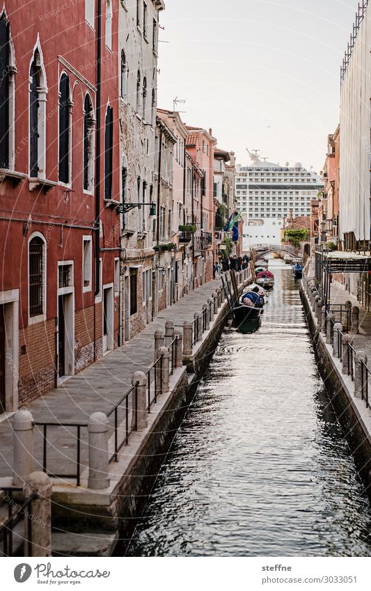 Einlauf Hafenstadt Haus Mauer Wand Schifffahrt Kreuzfahrt Tourismus Venedig Massentourismus Italien Kanal Ferien & Urlaub & Reisen Umweltsünder Umweltschutz