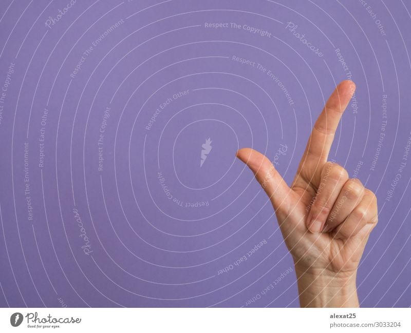 Hand mit zwei erhobenen Fingern auf violettem Hintergrund und Kopierbereich Mensch Frau Erwachsene Arme Idee Entwurf Textfreiraum zählen Doppelgänger