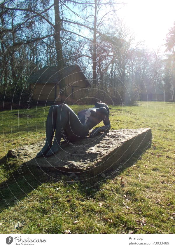Sonnenanbeterin Kunst Skulptur Natur Pflanze Sonnenlicht Wiese Berlin Deutschland nackt Bronze Farbfoto Außenaufnahme Akt Menschenleer Tag