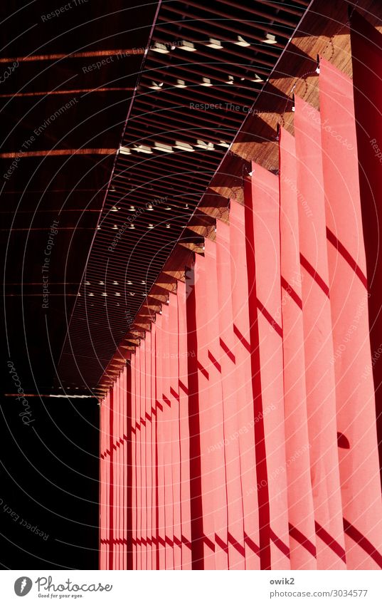 Verkopft Vorhang Lamellenjalousie leuchten rot gedreht leuchtende Farben Farbfoto Innenaufnahme abstrakt Muster Strukturen & Formen Menschenleer