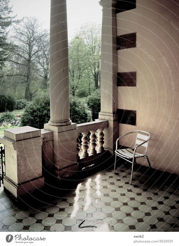 Fremdkörper Baum Sträucher Park Coswig Sachsen Deutschland Haus Mauer Wand Stuhl Terassenfeld Geländer Säule Stein Metall ruhig Pause Farbfoto Gedeckte Farben